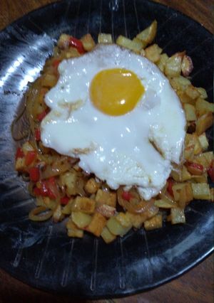 Una foto de Papas, cebolla, pimiento y huevo