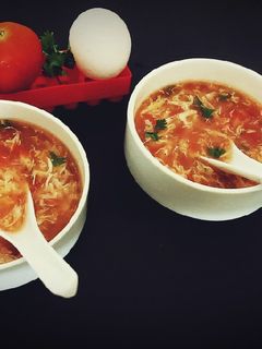 தக்காளி முட்டை சூப்(egg tomato soup recipe in tamil) செய்முறை முக்கிய புகைப்படம்