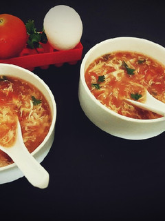 தக்காளி முட்டை சூப்(egg tomato soup recipe in tamil) செய்முறை முக்கிய புகைப்படம்