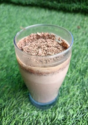 चॉकलेट चिकू मिल्कशेक (Chocolate Chikoo milk shake recipe in marathi) रेसिपी चे मुख्य फोटो 