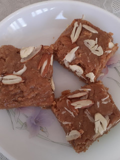 બેસન મલાઈ બરફી (Besan Malai Barfi Recipe In Gujarati) રેસીપી મુખ્ય ફોટો