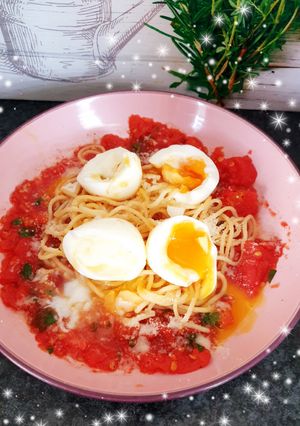 Une photo de Spaghettis 🍝 œufs mollets Tomates pelées 🍅