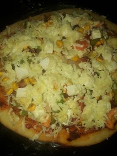 হোমমেড ভেজ পিজ্জা (homemade veg pizza recipe in Bengali) রেসিপির প্রধান ছবি