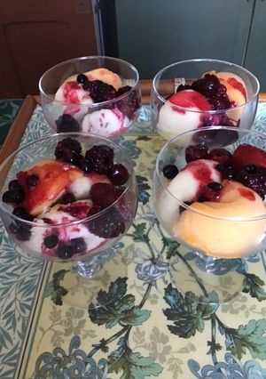 Une photo de Coupes glacées aux fruits rouges et coulis de fruits rouges