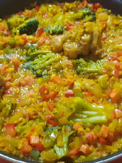 Una foto de Arroz con verduras y pollo