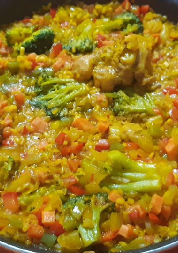 Una foto de Arroz con verduras y pollo