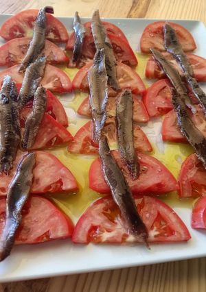 Una foto de Tomate con anchoas