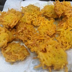 A picture of Aloo ke Lacchedhar pakore.