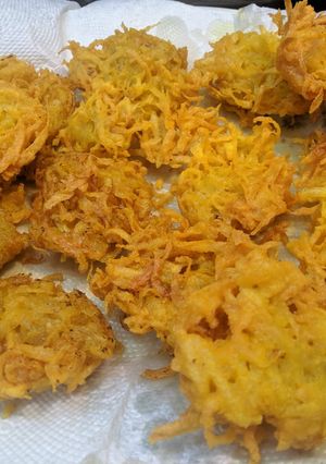 A picture of Aloo ke Lacchedhar pakore.
