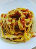 Tagliatelle alla curcuma con cavolo e polvere di salame