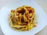 Una foto di pasta con cavolo cappuccio