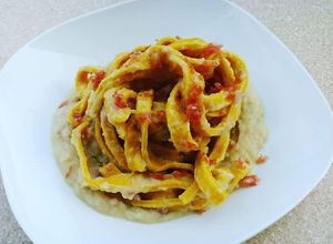 Foto di Tagliatelle alla curcuma con cavolo e polvere di salame