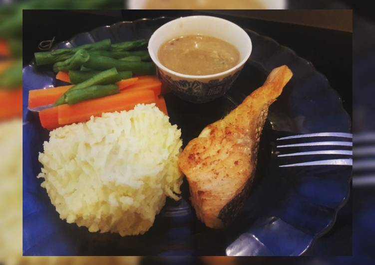 Grilled Salmon With Creamy Mashed Potato and Steak Sauce