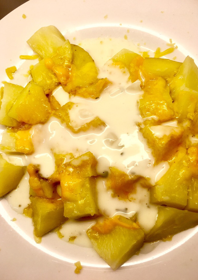 Una foto de Patatas con queso cheddar y nata agria🥔🧀🍶 (en 10 minutos)