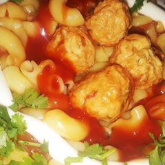 A picture of Chicken balls sauce in macronis.