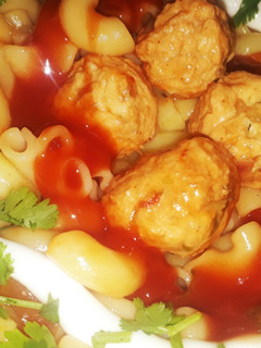 A picture of Chicken balls sauce in macronis.