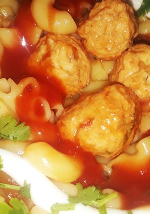 A picture of Chicken balls sauce in macronis.