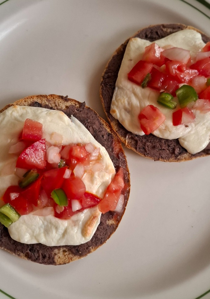 Una foto de Molletes de frijol ligeros