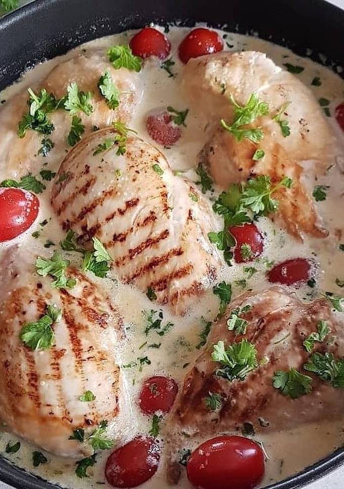 Куриная грудка в сливочном соусе с чесноком и петрушкой