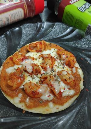 A picture of Cheesy Mini Macaroni Pasta Pizza.