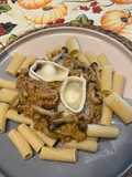 Rigatoni con Salsa de Calabaza, Shimeji y Rulo de Cabra tostado