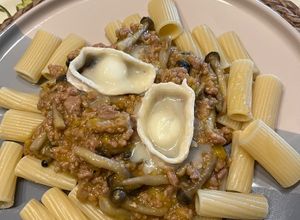 Una foto de Rigatoni con Salsa de Calabaza, Shimeji y Rulo de Cabra tostado