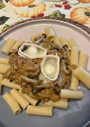 Una foto de Rigatoni con Salsa de Calabaza, Shimeji y Rulo de Cabra tostado