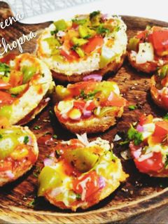 मिनी ब्रेड पिज़्ज़ा (mini bread pizza recipe in Hindi) रेसिपी मुख्य फोटो
