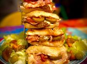 Una foto de chivito uruguayo