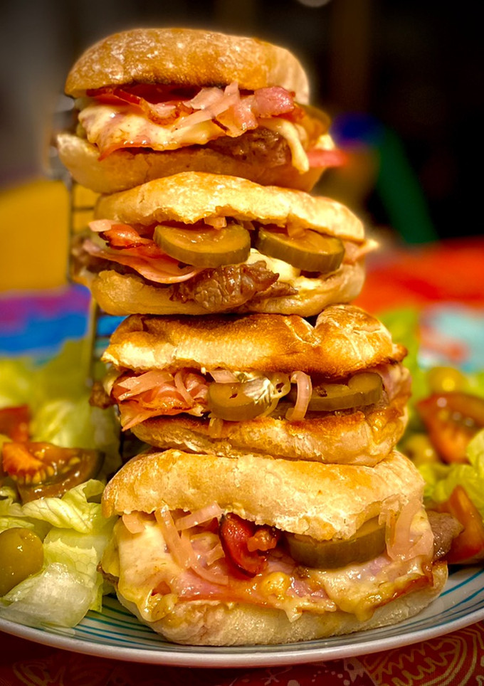 Una foto de Sándwich Chivito Uruguayo