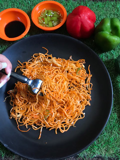 हौट चिल्ली गार्लिक नूडल्स (hot chilli garlic noodles recipe in Hindi) रेसिपी मुख्य फोटो