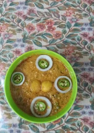 A picture of Shahi Dum aloo peas curry.