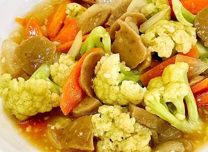 Foto resep Tumis Kembang Kol Wortel dan Bakso