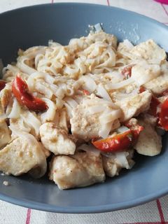 Una foto de Tallarines con pollo y tomate 🍅