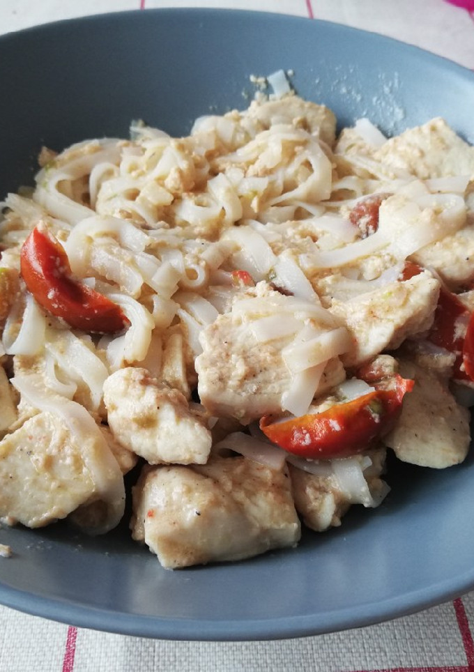 Una foto de Tallarines con pollo y tomate 🍅