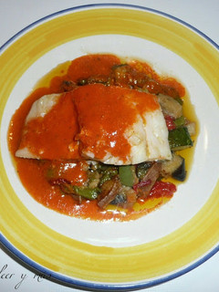 Una foto de Bacalao confitado sobre pisto manchego con pil pil rojo