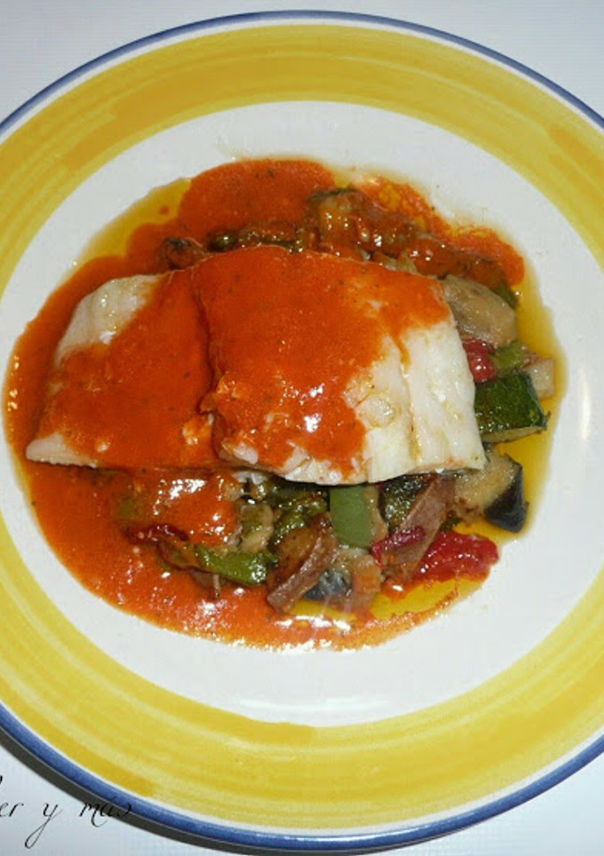 Una foto de Bacalao confitado sobre pisto manchego con pil pil rojo