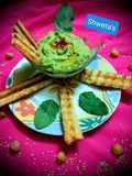તુલસી હમસ વિથ ક્રિસ્પી બ્રેડ (Tulsi Hummus With Crispy Bread Recipe In Gujarati)