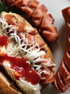 Fürjtojásos házi hotdog sült vagy főtt virslivel recept fotója