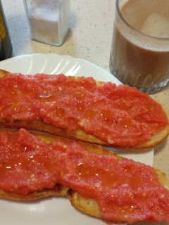 Una foto de Tostadas con tomate