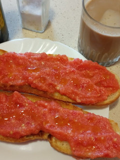 Una foto de Tostadas con tomate