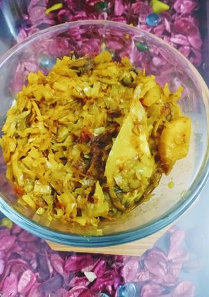 রুই মাছের মাথা দিয়ে বাঁধাকপি(rui macher matha diye bandhakopi recipe in Bengali) রেসিপির প্রধান ছবি