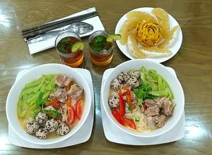 Hình của món Bún sườn thịt viên dọc mùng.