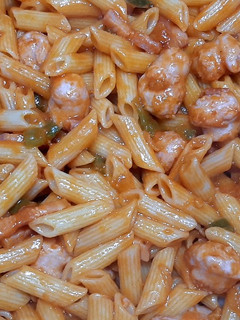 Una foto de Macarrones con salchichas y bacon