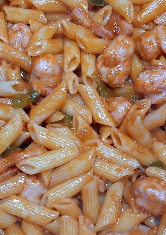 Una foto de Macarrones con salchichas y bacon