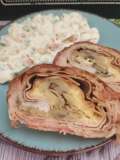 Baconbe tekert sajtos-sonkás-gombás karaj recept fotója