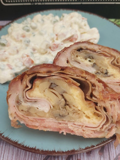 Baconbe tekert sajtos-sonkás-gombás karaj recept fotója