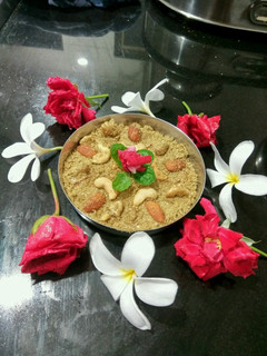 पंजीरी (Panjiri recipe in Hindi) रेसिपी मुख्य फोटो