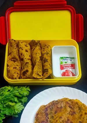 કોથમીર અને દૂધી ના થેપલા(Kothmir Dudhi Thepla In Gujarati) રેસીપી મુખ્ય ફોટો