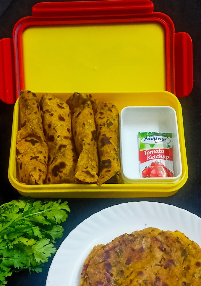 કોથમીર અને દૂધી ના થેપલા(Kothmir Dudhi Thepla In Gujarati) રેસીપી મુખ્ય ફોટો